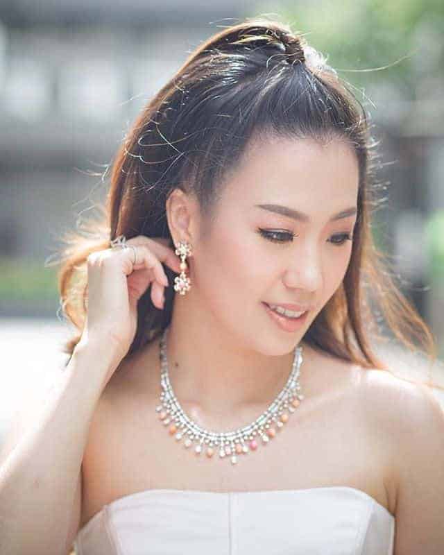 Diamond necklaces for Asian women