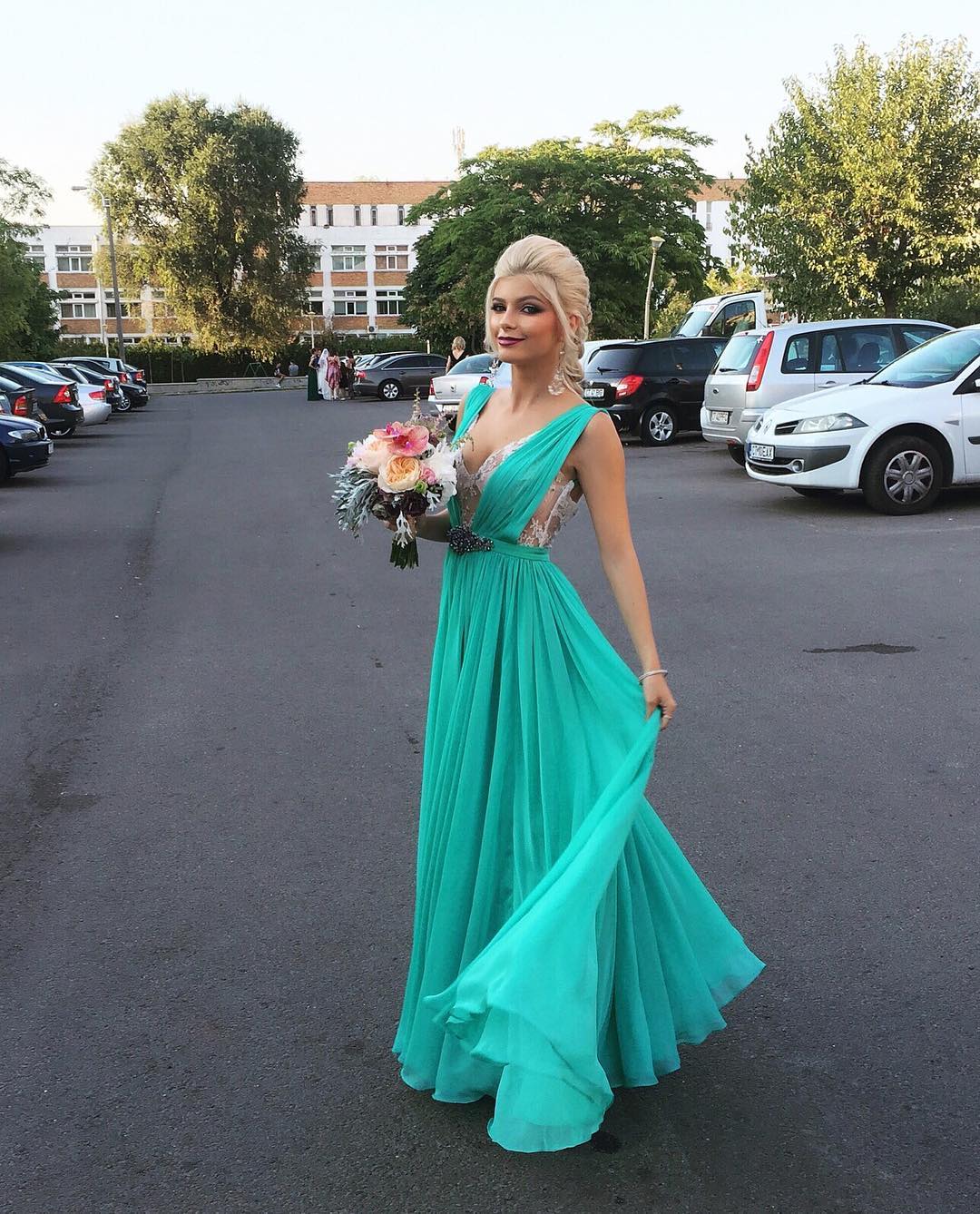 Bridesmaid Long turquoise dresses with bouquet