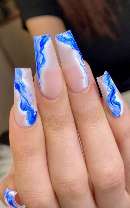 Blue wavy ombre nails