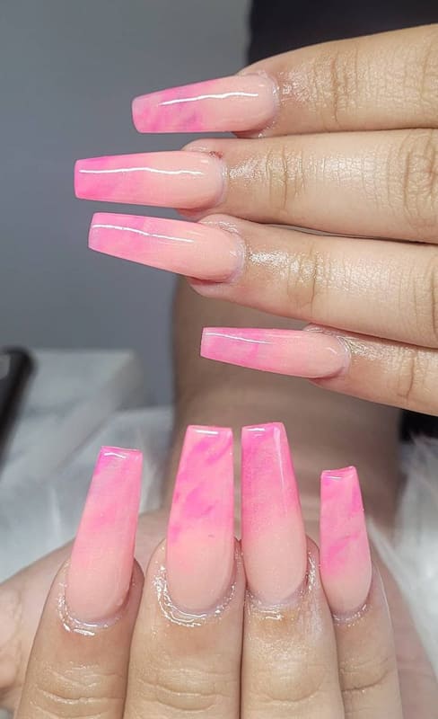 Soft wavy pink ombre nails