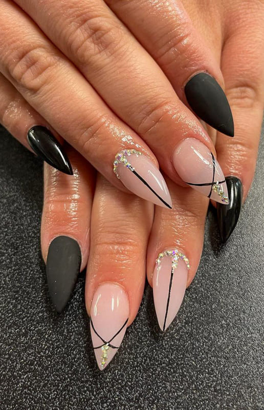 22 Amazing Black Nails Designs That will amaze you (2)