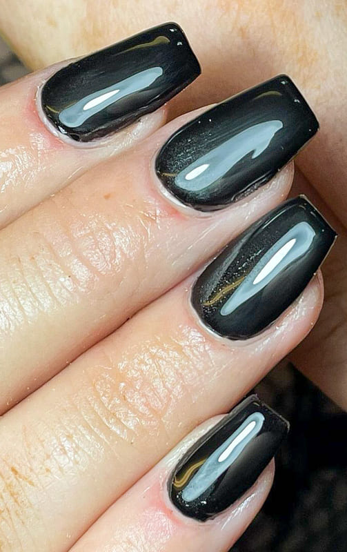 Black short acrylic nails