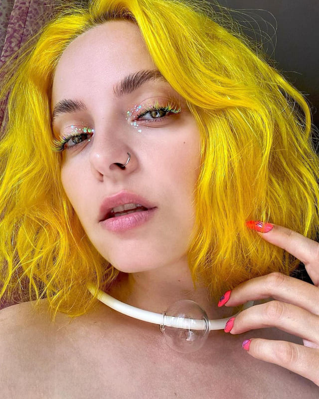 Short bob messy yellow hair