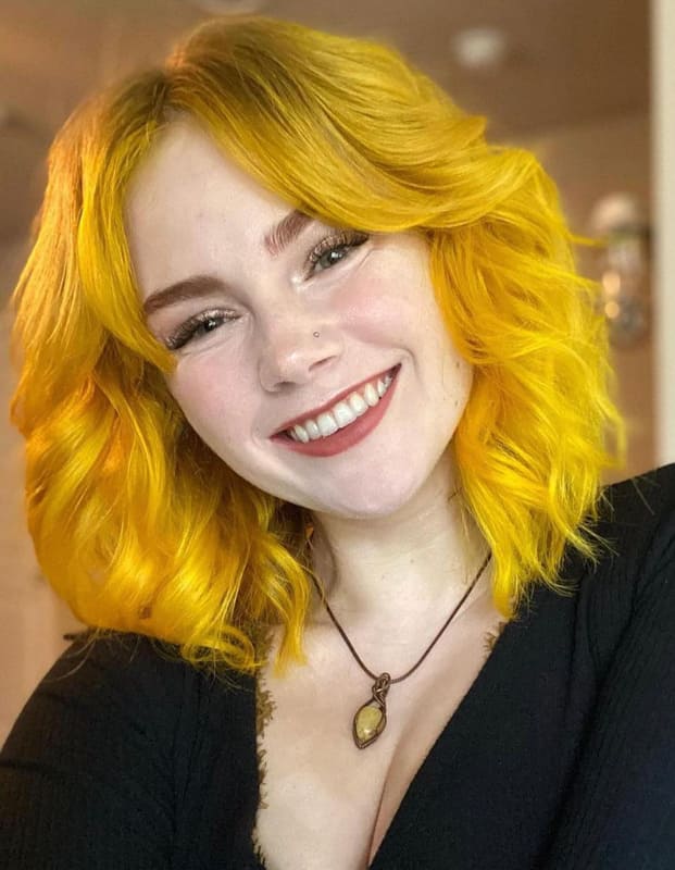 Yellow messy bob hair