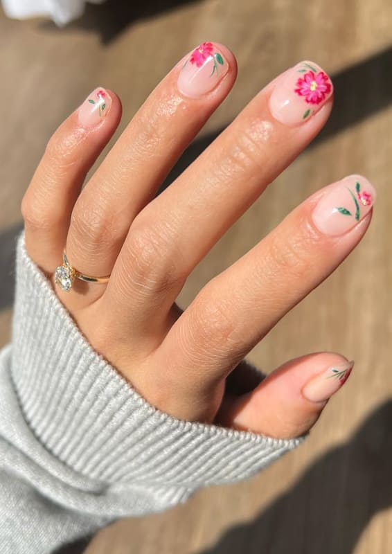 Short acrylic nails with flowers