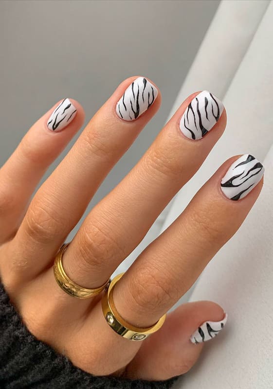 Short zebra pattern acrylic nails